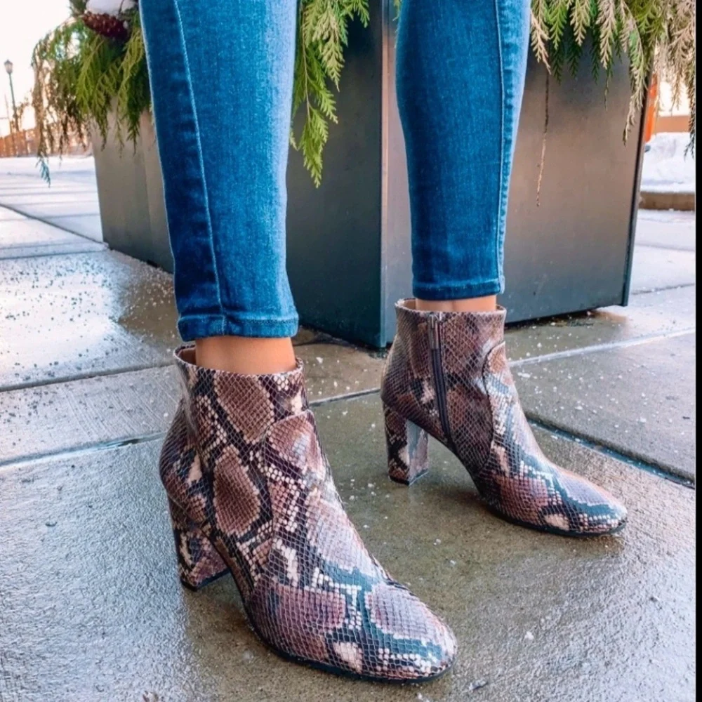 NEW Vince Camuto Chelsea Leather Ankle bootie shootie Sz 9.5 MSRP $160